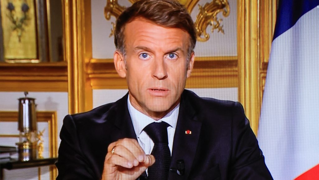 Macron kiakadt a francia városokban dúló fékeveszett erőszakon