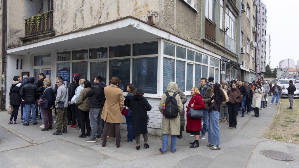 Kétharmadhoz közel a részvétel, súlyos vádak kísérik a szavazást Szerbiában