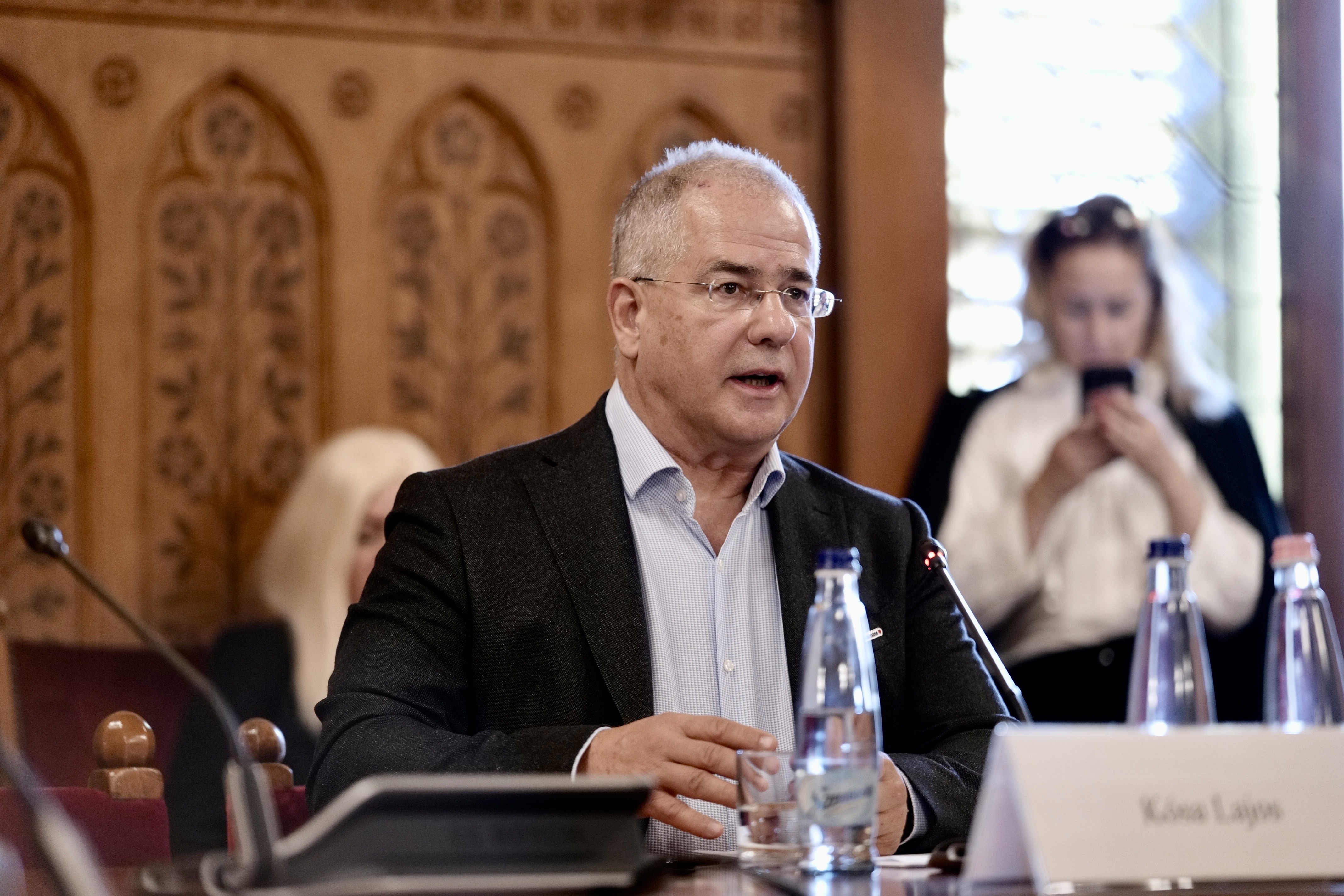 „Azt kockáztatják, hogy a semmit teszik le az asztalra” – figyelmeztette az MNB-bizottságot Kósa Lajos, aki megcáfolt egy régi legendát 2