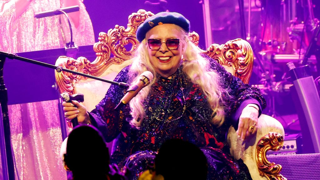 62 év után amerikai állampolgár lett Joni Mitchell