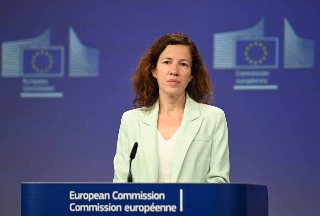 Budapestre utazott tárgyalni az EU szociális jogokért felelős biztosa