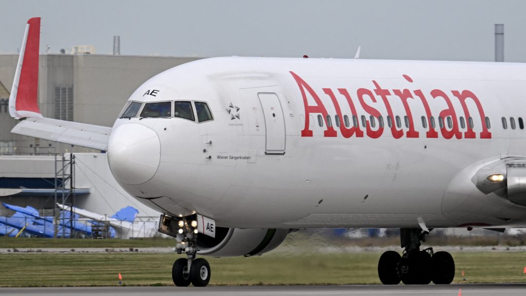 Bombafenyegetés miatt megszakította útját az Austrian Airlines járata