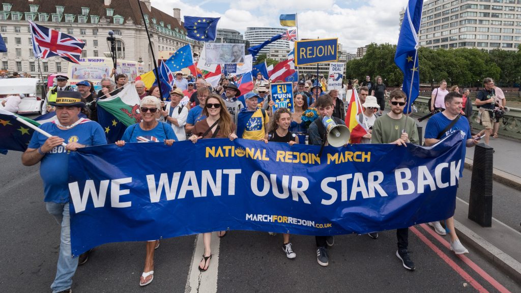 10 évvel a Brexit után a britek fele visszatérne az EU-ba