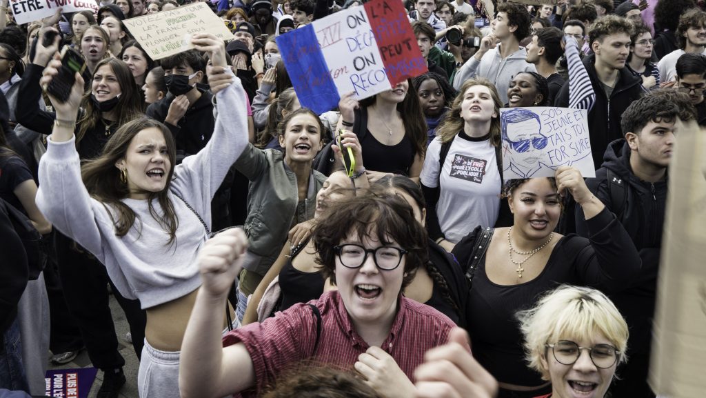 Francia diáktüntetések: Közel hétezer embert vettek már őrizetbe a hatóságok