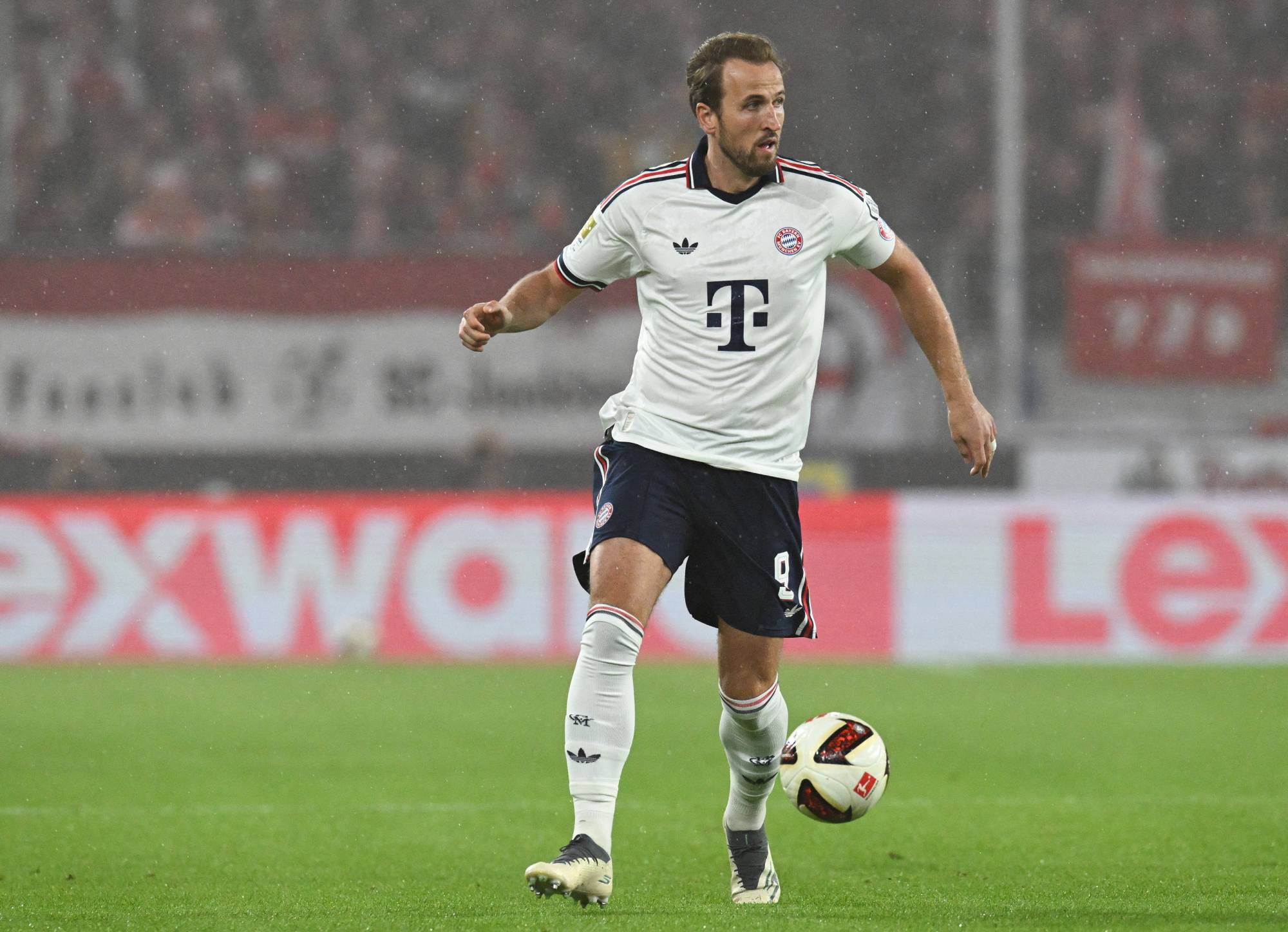 Bayern Munich's English forward #09 Harry Kane runs with the ball during the German first division Bundesliga football match between SC Freiburg and FC Bayern Munich in Freiburg, south-western Germany, on October 25, 2026.