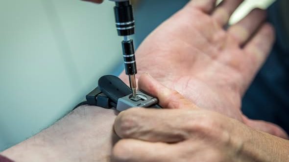 HVG: vizsgálja a NAIH, hogy történhet-e adatszivárgás a házi őrizetet segítő okosórarendszerből