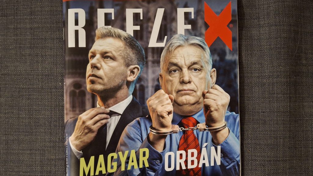 Bilincsbe rakták Orbán Viktort egy cseh politikai magazin címlapján