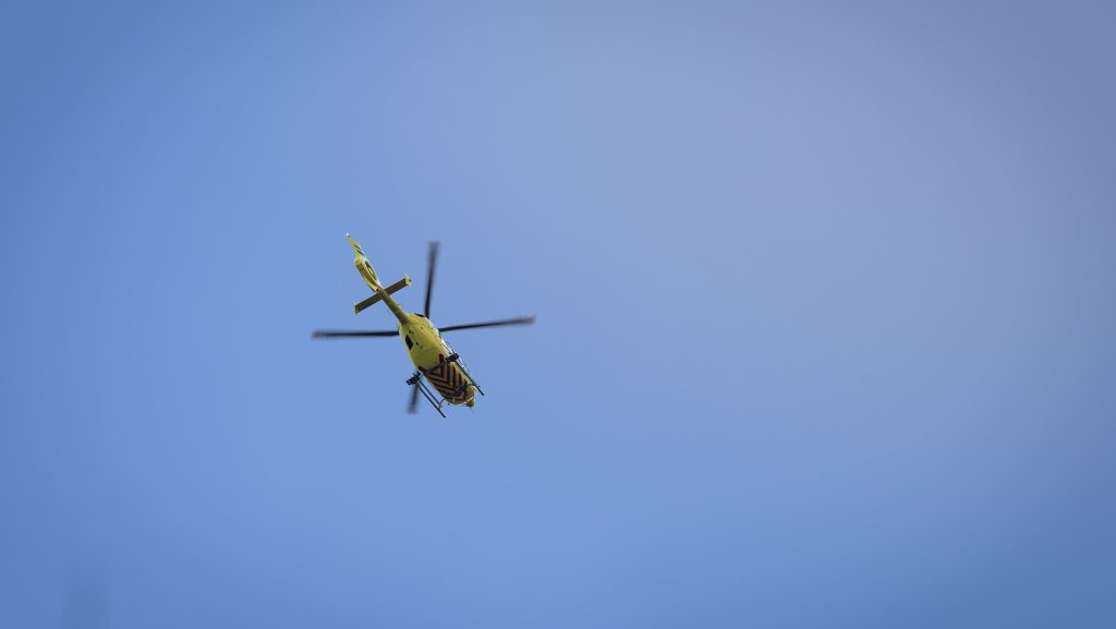Busz ütközött autóval Baranyában, mentőhelikopter érkezett a helyszínre