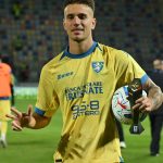 Antonio Raimondo of Frosinone Calcio greets supporters at the end of the Serie A match between Frosinone Calcio and U.S. Sassuolo Calcio at the Benito Stirpe Stadium in Frosinone, Italy, on October 16, 2026. (Photo by Domenico Cippitelli/NurPhoto)