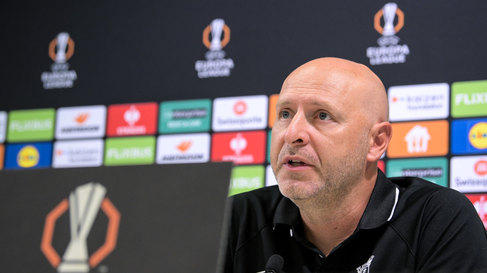 Carlos Simoes, a Torreense másodedzője a csapat sajtótájékoztatóján a Groupama Arénában 2026. október 21-én. A Torreense másnap az Európa-liga alapszakaszának harmadik fordulójában a Ferencvárosi TC ellen játszik.