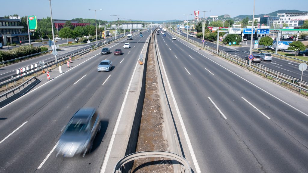Több tízezer autósnak kell lecserélnie a rendszámát november végéig