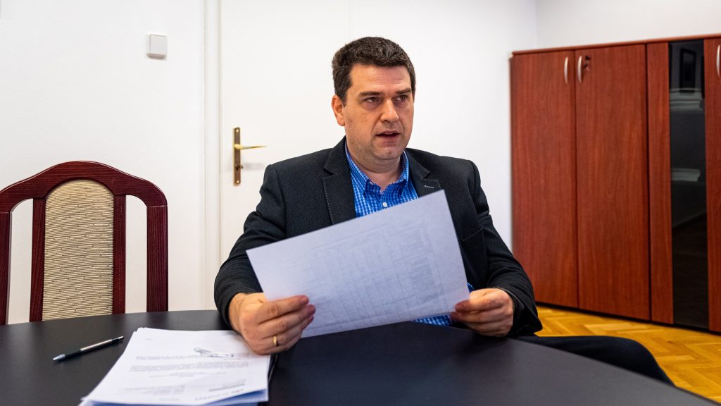 „Olyan döntéseket kell meghoznunk, amik fájni fognak” – miért ugrottak egymásnak a parkolás miatt a fővárosi és a kerületi vezetők?
