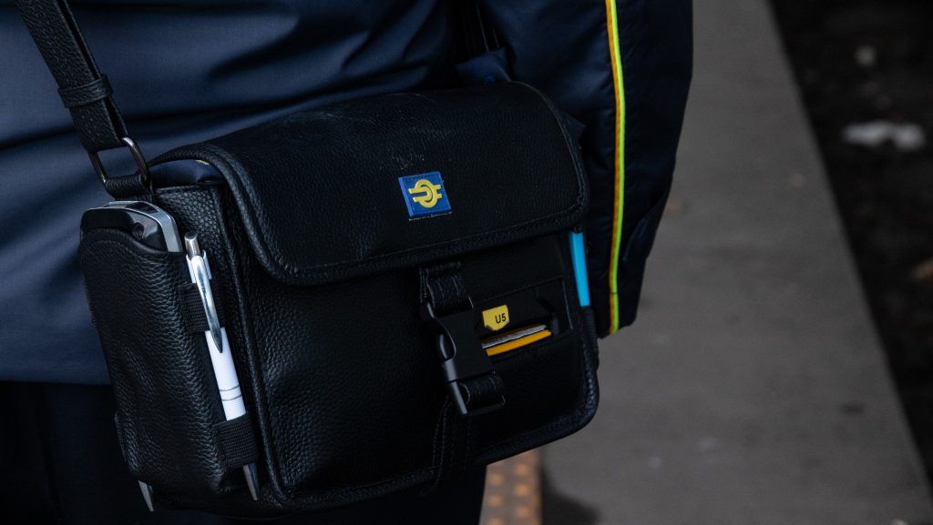Két év fegyházat kapott a férfi, aki megrángatott és leköpött egy kalauzt