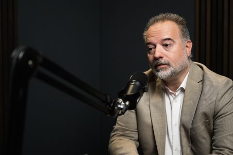 Lattmann Tamás nemzetközi jogász a Della podcast felvétele előtt 2024. április 26-án.