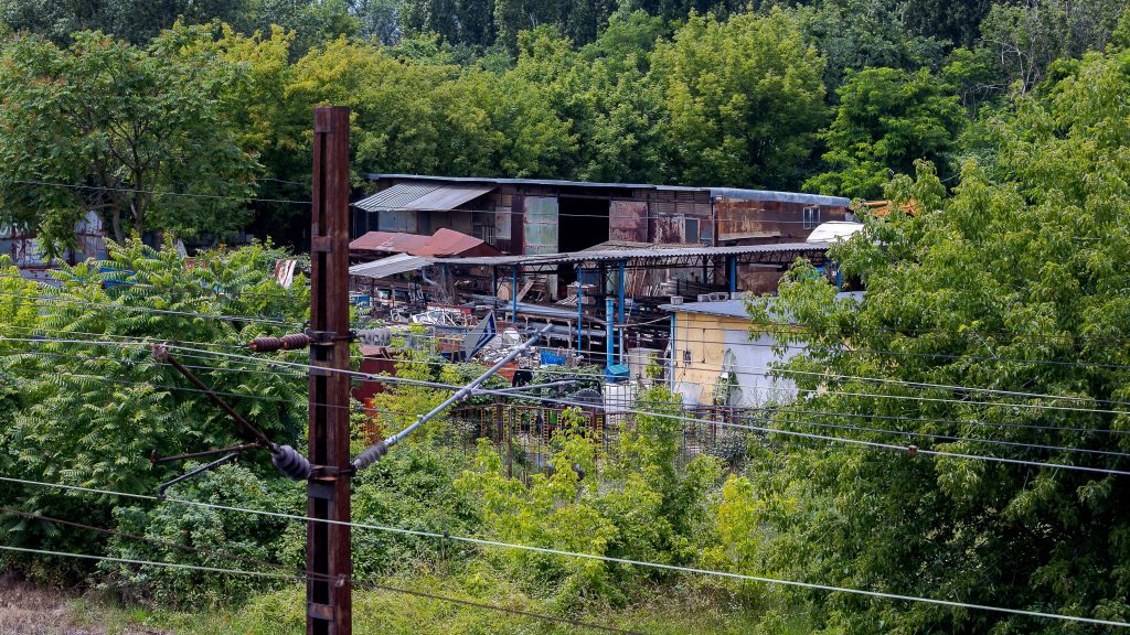 A XIII. kerület földig rombolta az épületeket, ahová illegális lakásfoglalók költöztek Rákosrendezőn