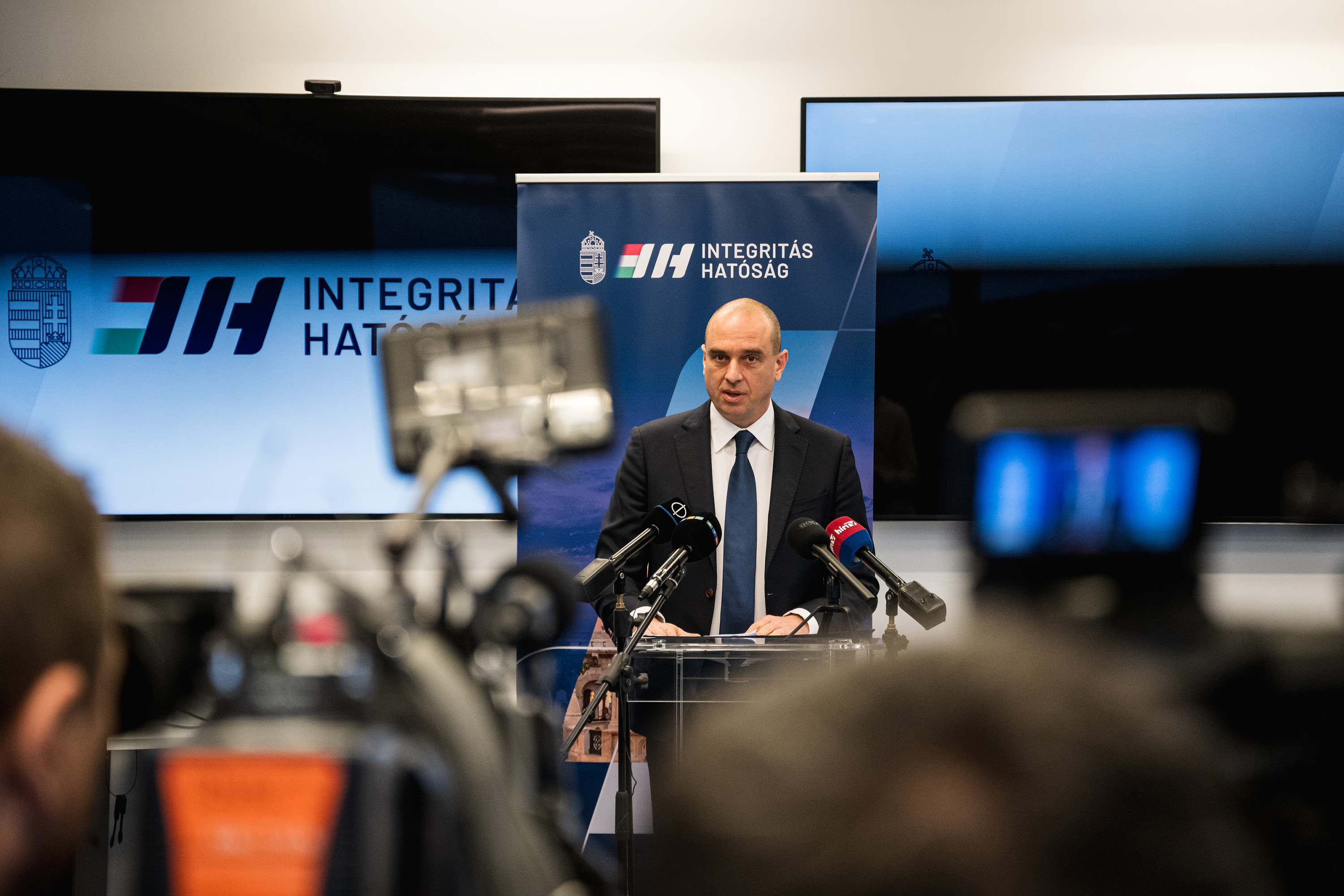Bíró Ferenc Pál, az Integritás Hatóság elnöke egy sajtótájékoztatón 2025. január 17-én.