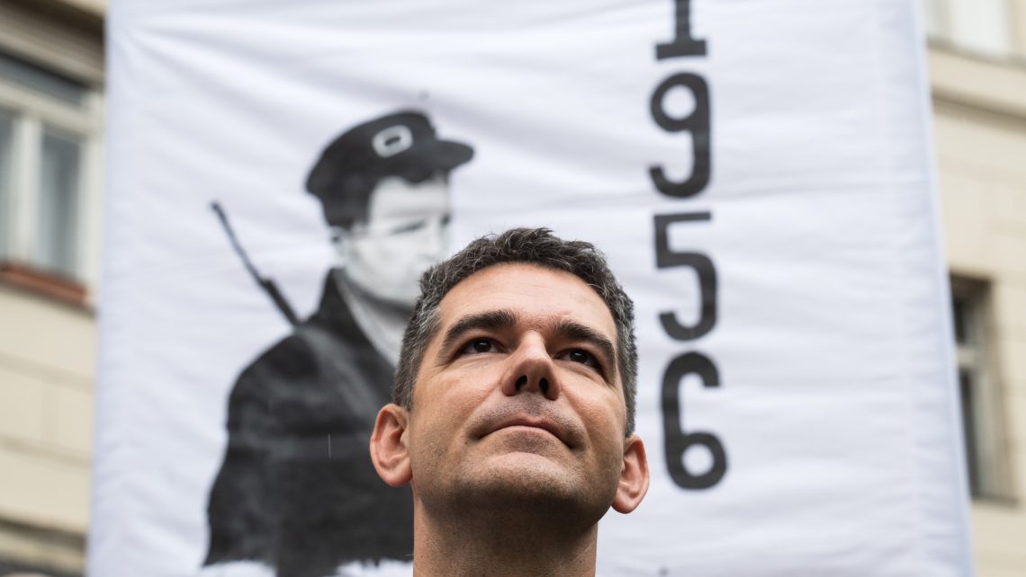 Novák Előd és a Fidesz együtt szavazta le, hogy Orbán Viktort ...