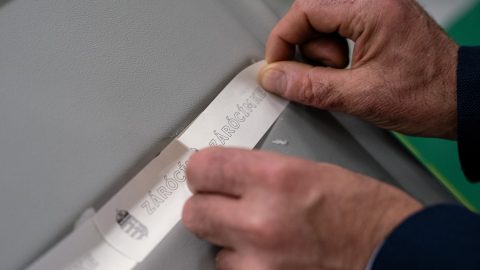 Urnazárás és szavazatszámlálás a parlamenti választásokon Budapesten az 1. kerületben 2026. április 12-én.
