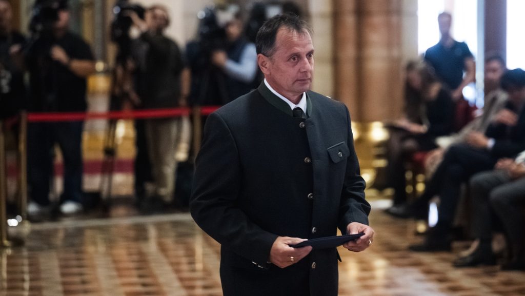 Távozik a bizottságából az oroszlánvadász tiszás képviselő