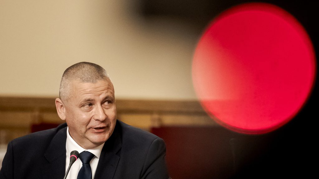 Megkaptuk a szerződéseket: 300 ezer forintos órabérrel „dolgozhattak” Ruszin-Szendi szolgálati villáján