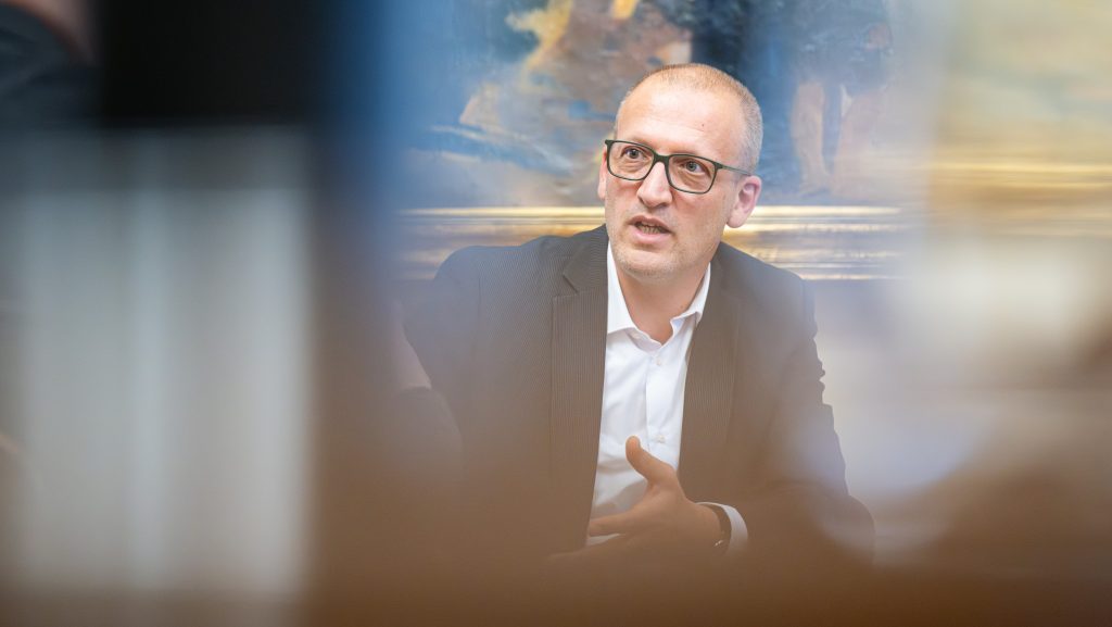 Feljelentést tesznek „A Fidesszel mindenki jól jár!” szöveg miatt Tarr Zoltánék, költségvetési csalás a gyanú