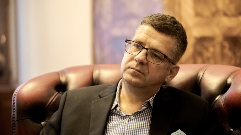 Az ügyvédi kamara elítéli, hogy Sesztákkal együtt a védőjét is megfigyelhették