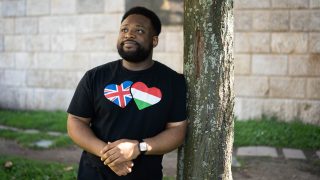 Trenton Blake (lifeoftrenny) brit influenszerrel a Három Hollóban 2026. szeptember 29-én.