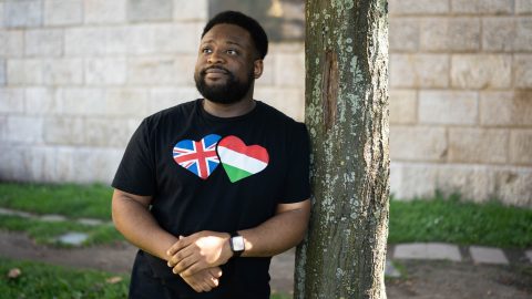 Trenton Blake (lifeoftrenny) brit influenszerrel a Három Hollóban 2026. szeptember 29-én.