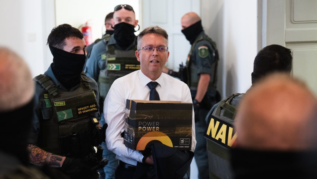 Rács mögött karácsonyozhat Hankó Balázs
