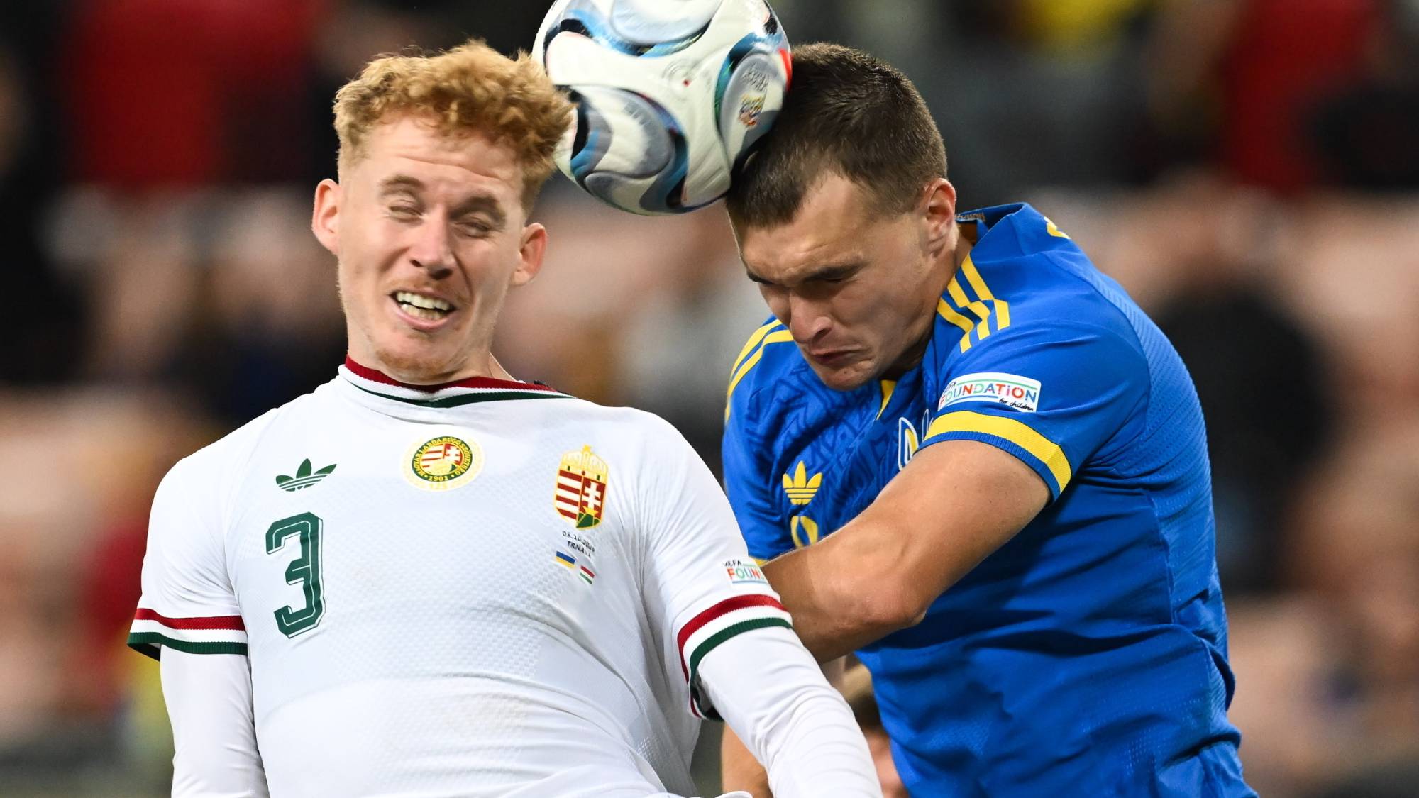 Csinger Márk (b) és az ukrán Mykhavko Taras a labdarúgó Nemzetek Ligája B divíziójának negyedik fordulójában játszott Ukrajna - Magyarország mérkőzésén a nagyszombati Anton Malatinsky Stadionban 2026. október 5-én.