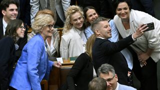 Magyar Péter miniszterelnök közös fényképet készít frakciótársaival az Országgyűlés plenáris ülésén 2026. szeptember 21-én.