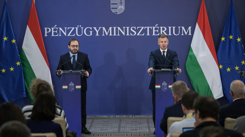 Magyar Péter és miniszterei a költségvetést részletezik a Pénzügyminisztériumban