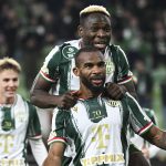 Habib Maiga, a Ferencváros játékosa (elöl) és csapattársa Bamidele Yusuf.
