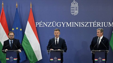 Kármán András pénzügyminiszter, Magyar Péter miniszterelnök és Kapitány István gazdasági és energetikai miniszter (b-j) a jövő évi költségvetés egyéb részleteiről tartott sajtótájékoztatón a Pénzügyminisztériumban 2026. október 27-én.