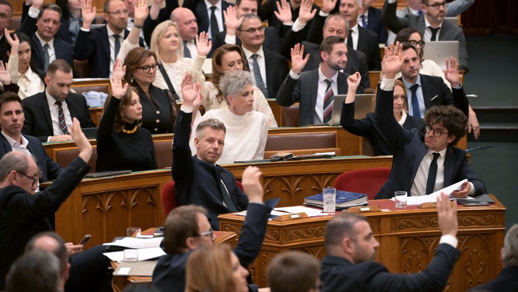 Döntenek az NVVH három elnökhelyetteséről és a gyermekvédelemről is – élőben a parlamentből