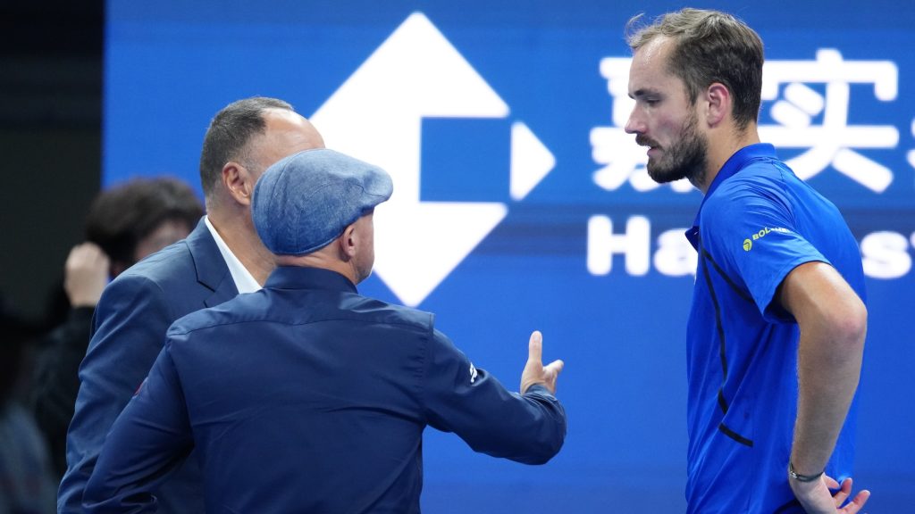 Leléptették a labdával egy nézőt eltaláló Medvegyevet, Djokovic jutott a döntőbe