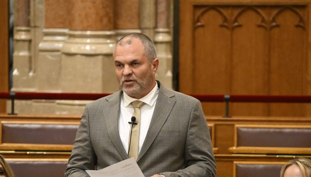 A Tisza állítja, Sárosi József nem Hadházy földmutyis leleplező posztja, hanem a sok elfoglaltsága miatt távozott a vizsgálóbizottság éléről