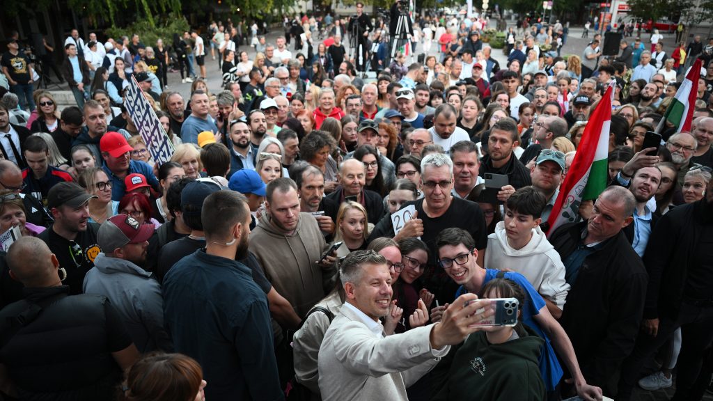 21 Kutatóközpont: Májushoz képest jelentősen visszaesett a Tisza Párt, de így is óriási a fölénye