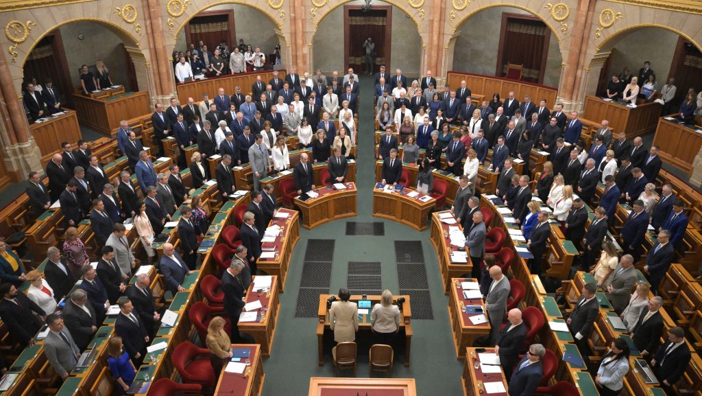 Itt vannak a 2027-es költségvetés részletei: több pénz oktatásra, egészségügyre és honvédelemre, kevesebb a közmédiára