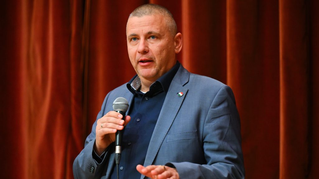 Laktanyafejlesztésekre csoportosítják át a budai Várba tervezett minisztériumi irodák pénzét