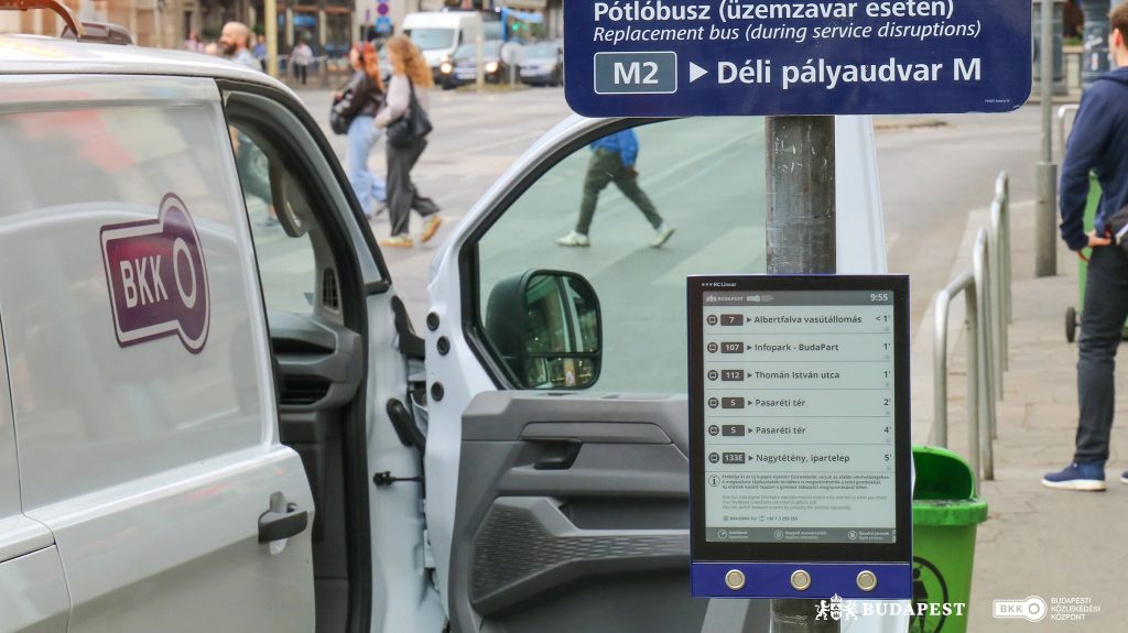 Újabb megállókban jelentek meg az e-papír kijelzők