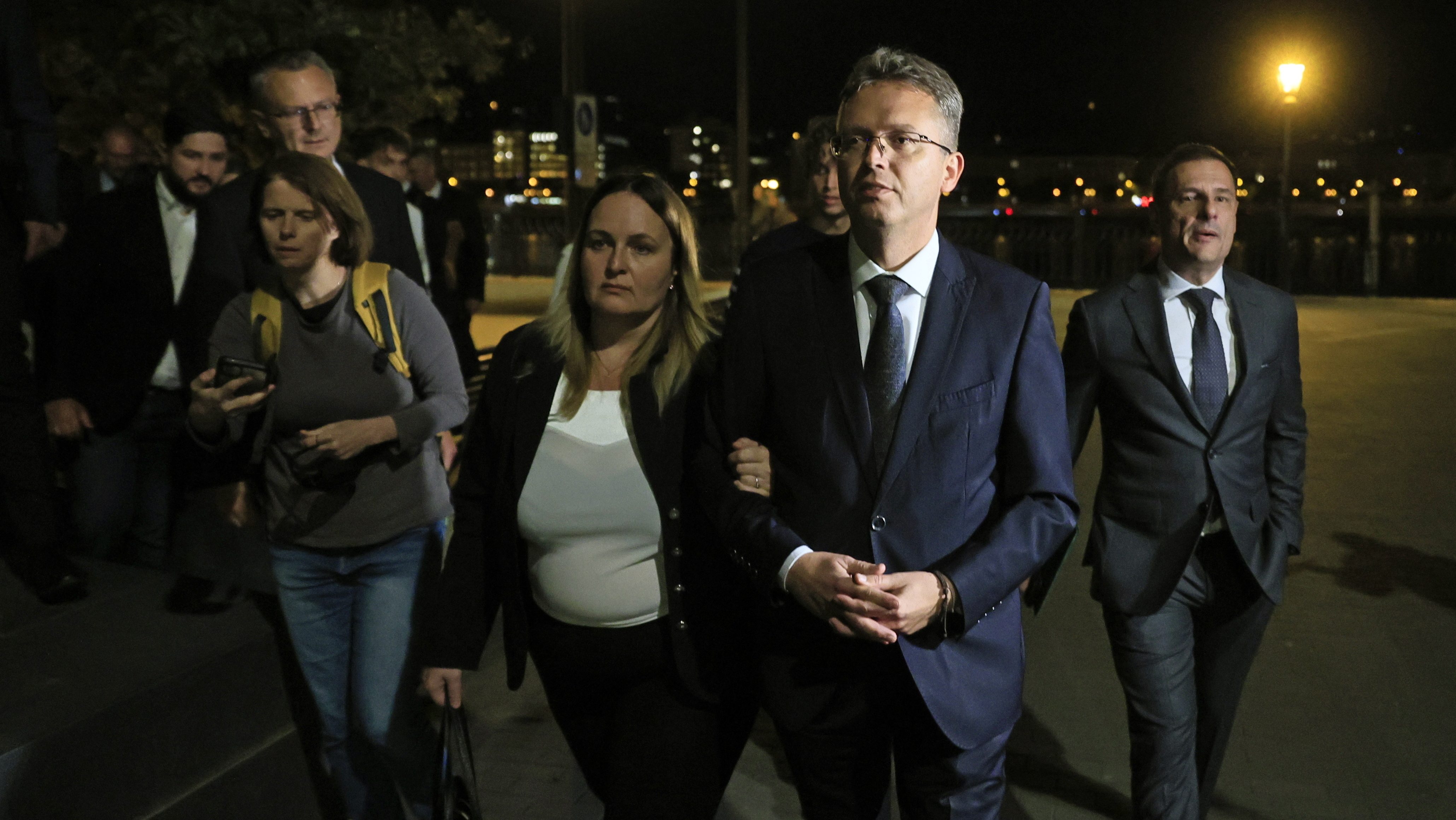 Hankó Balázs elhagyja a Parlament épületét 2026. szeptember 28-án, miután felfüggesztették a mentelmi jogát. Mellette felesége, Hankóné Hrágyel Zuszanna.