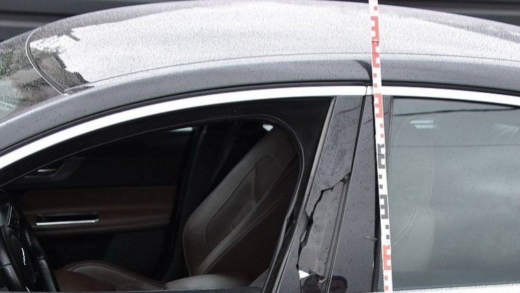 Machetével és szerszámnyelekkel támadtak egy családra egy régi vita miatt, 30 fős őrjöngő tömeget kellett megfékeznie a rendőröknek