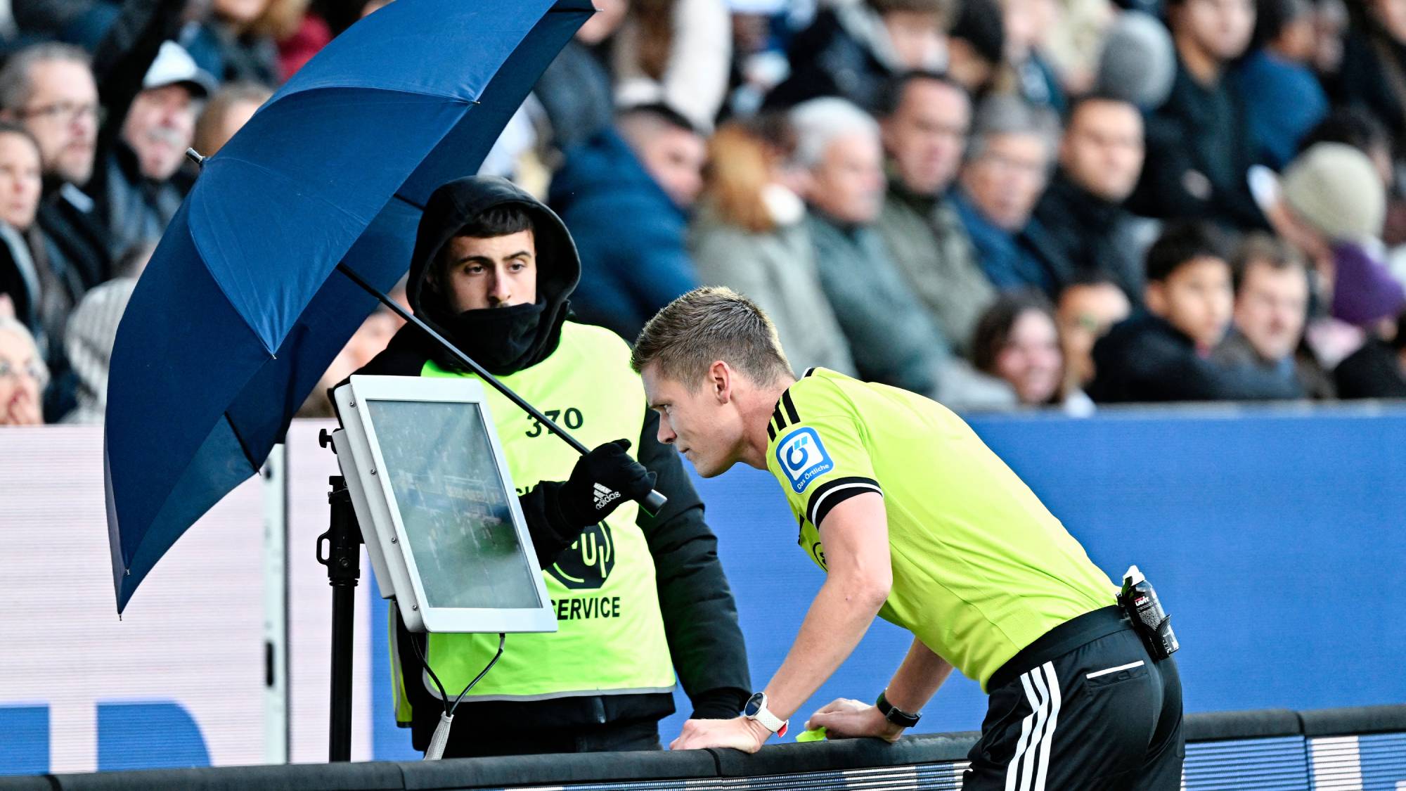 17 October 2026, Saarland, Spiesen-Elversberg: Soccer, Men: Bundesliga, SV Elversberg vs. FC Augsburg, Matchday 6, Ursapharm-Arena an der Kaiserlinde. Referee Florian Exner looks at the screen on the sideline. Photo: Uwe Anspach/dpa