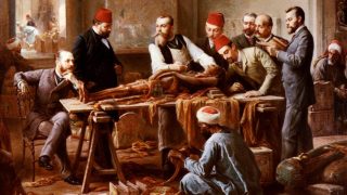 Festmény az 1890-es évekből, ahogy egy csapat férfi egy múmiát csomagol ki.