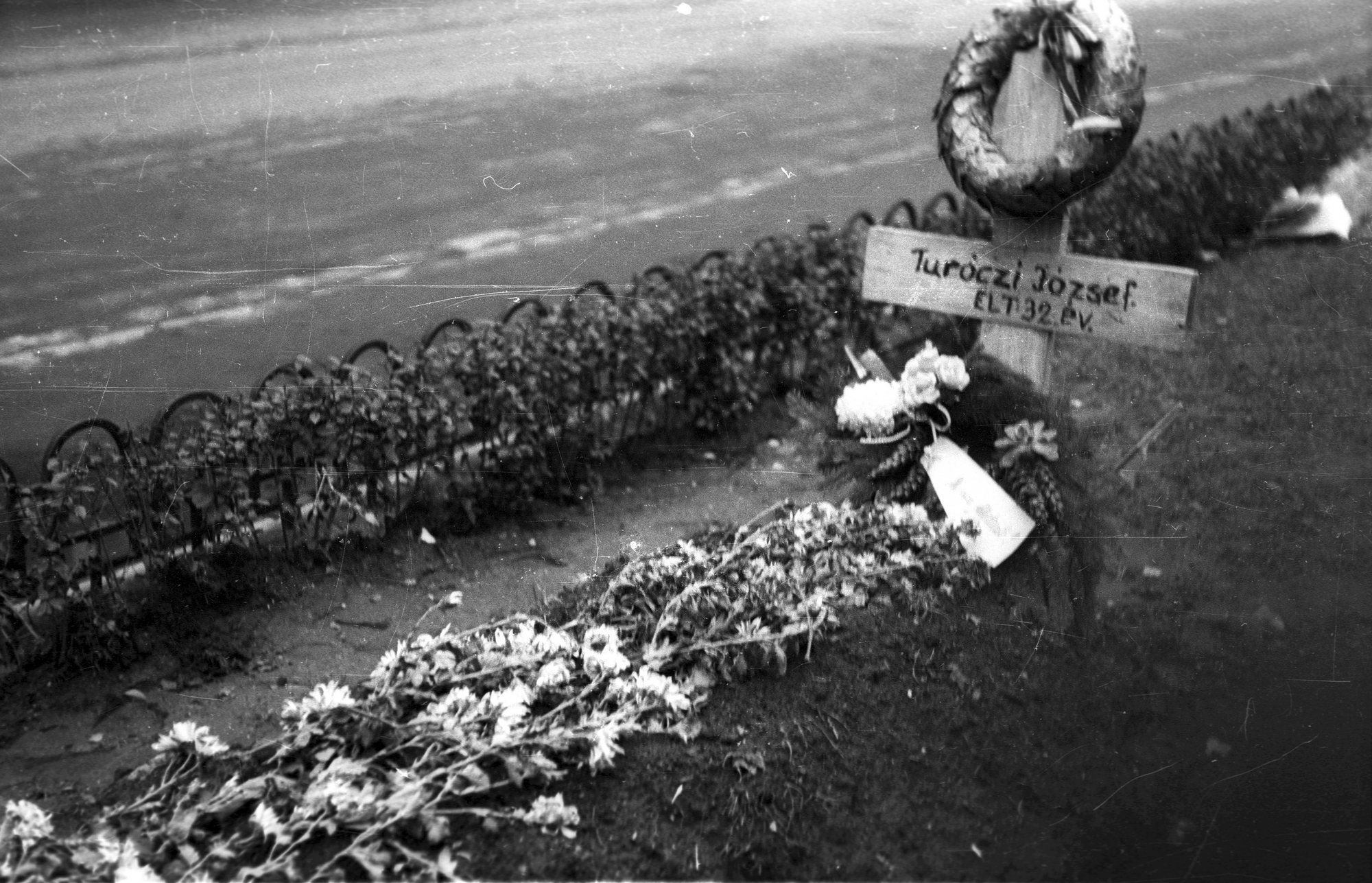 Néhány hétig temető volt a város – A forradalom ideiglenes sírjai az '56-os utcákon 13