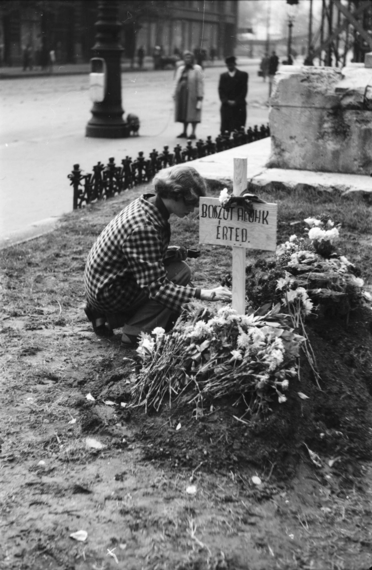 Néhány hétig temető volt a város – A forradalom ideiglenes sírjai az '56-os utcákon 20