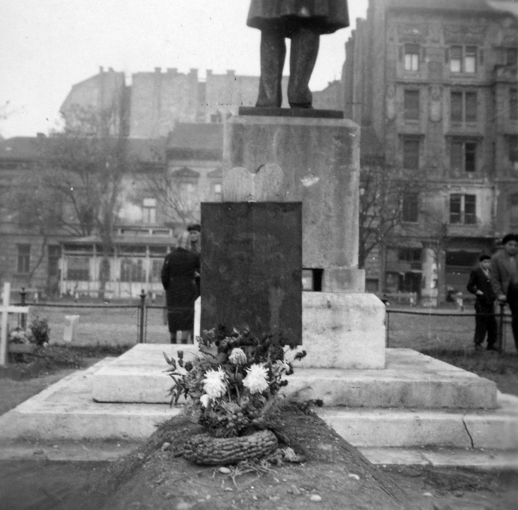 Néhány hétig temető volt a város – A forradalom ideiglenes sírjai az '56-os utcákon 9