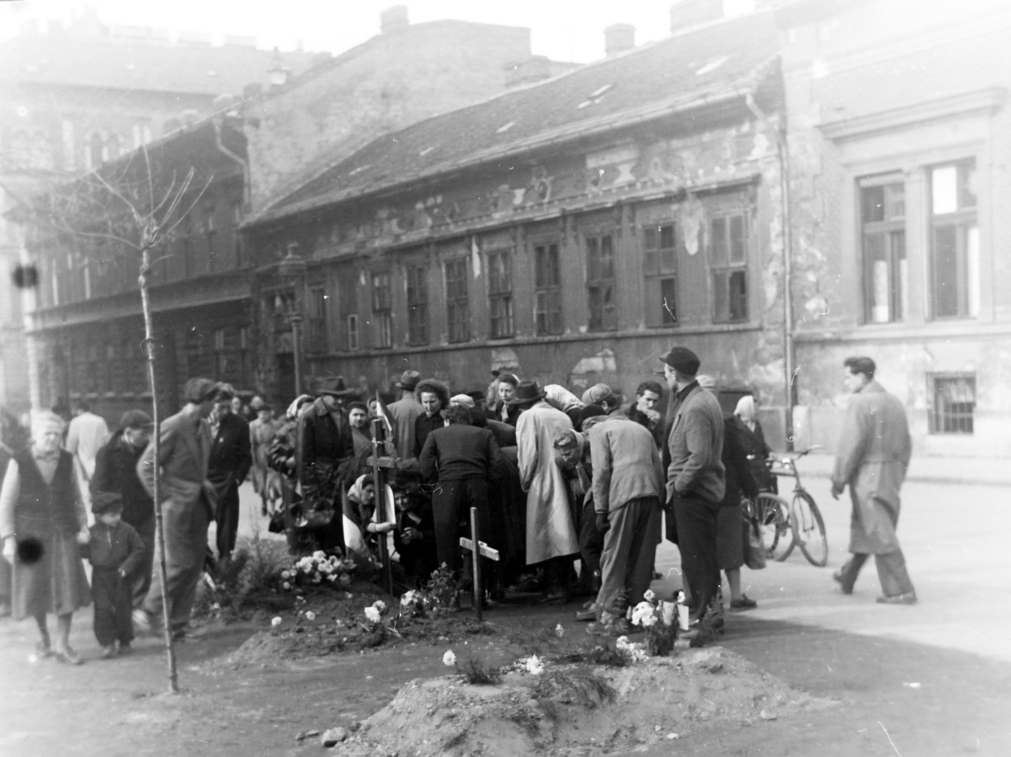 Néhány hétig temető volt a város – A forradalom ideiglenes sírjai az '56-os utcákon 8