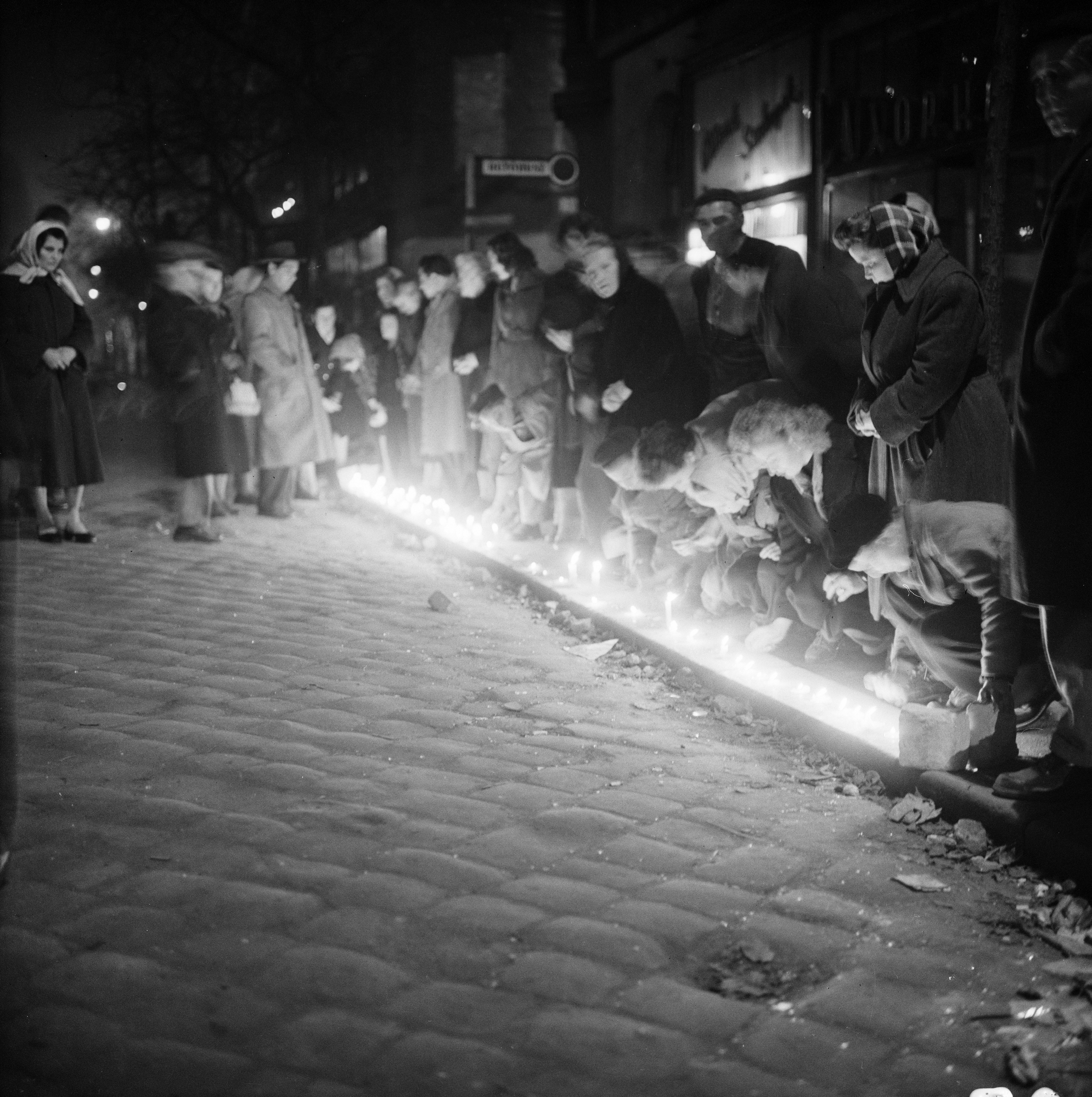 Néhány hétig temető volt a város – A forradalom ideiglenes sírjai az '56-os utcákon 22